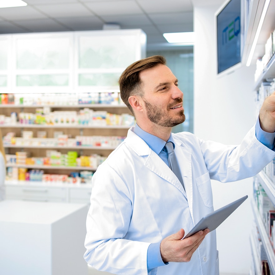 Apotheker bei Produktauswahl