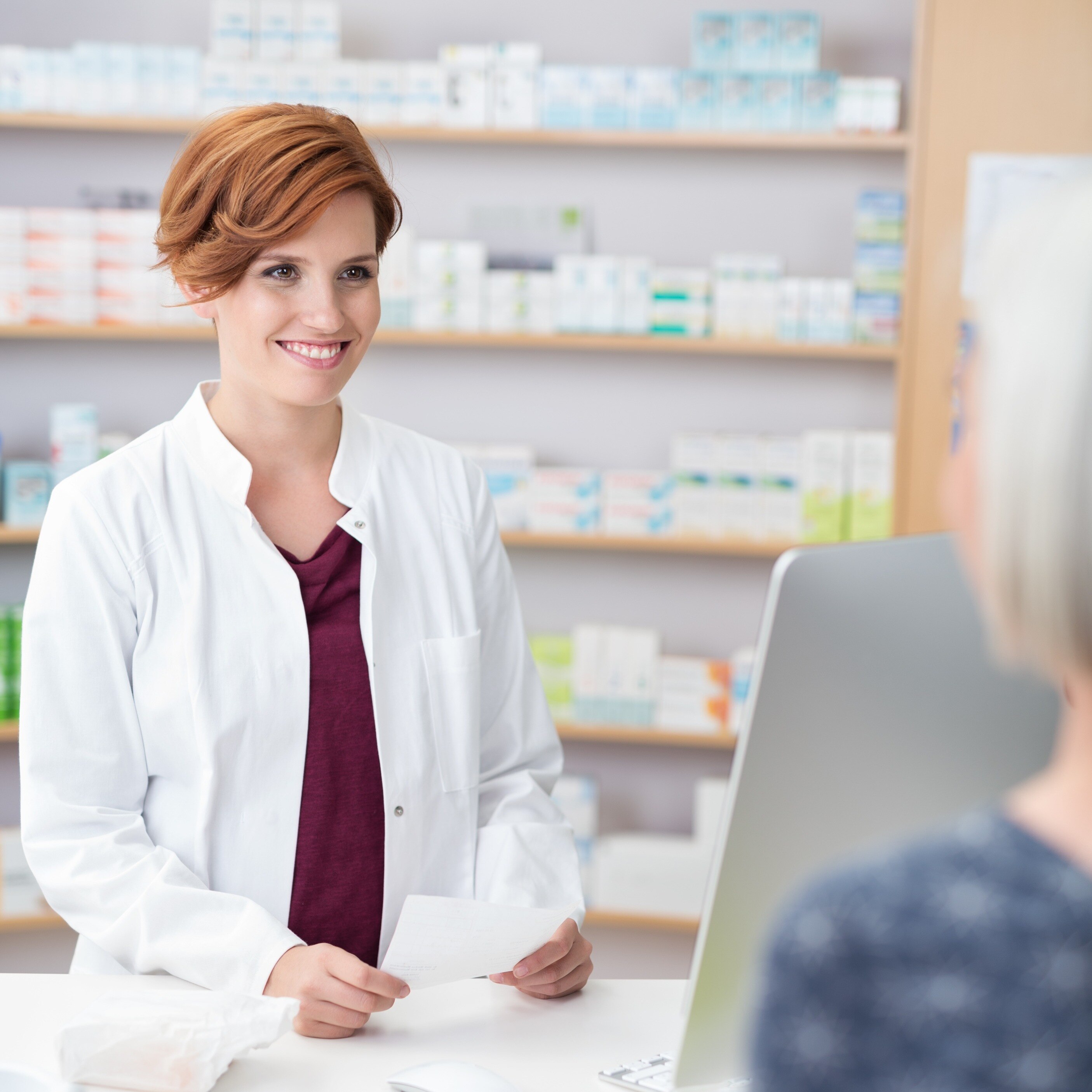 Apothekerin bei einer Kundenberatung