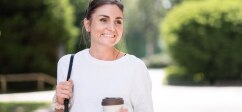 Studentin trinkt Kaffee