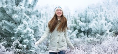 Foto einer Frau im Wald im Winter