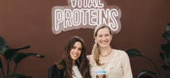 Vanessa Mai und Conny (Conny’s Cakeschool) präsentieren den neuen genussvollen Beauty-Booster: Collagen Peptide Kakao von Vital Proteins