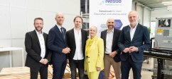 v.l. Christian Pretterhofer (Director Supply Chain & IT Operations NHSc DE/AT), Wirtschaftslandesrat  Willibald Ehrenhöfer, Reinhard Wagner (Geschäftsführer von Promedico), Michaela Weiss (Prokuristin bei  Promedico), Mario Lepinat (Business Executive Officer NHSc DE/AT), Stadtrat Günter Riegler